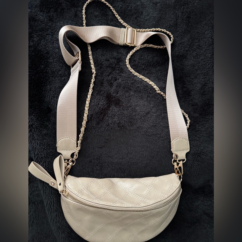 VICI Jenny Faux Leather Crossbody Bag 


Never Used